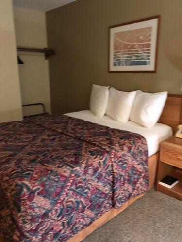 Value Host Marquette Hotel Bagian luar foto