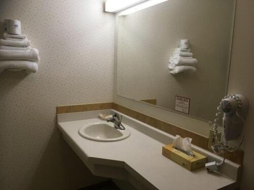 Value Host Marquette Hotel Bagian luar foto