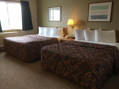 Value Host Marquette Hotel Bagian luar foto
